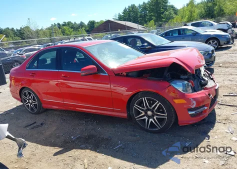 2013 Mercedes-Benz C 300 Luxury 4Matic/Sport 4Matic z USA, uszkodzony, nr VIN WDDGF8AB8DG047453